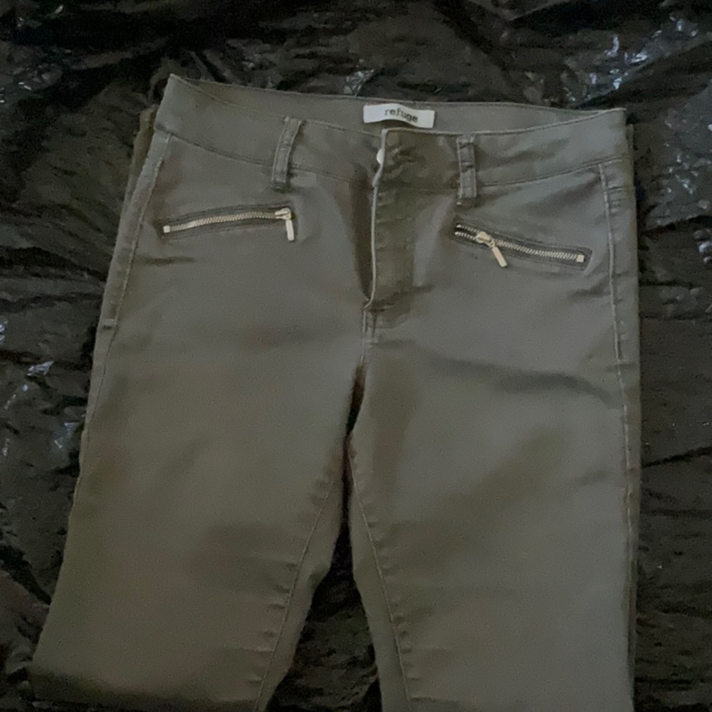Green refuge pants